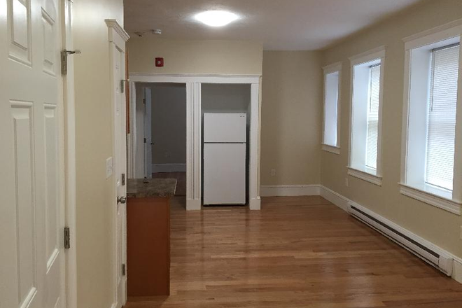 Hub Realty - Handy and renovated 4 bedroom 2 bathroom with dishwasher, on green line T Apartments