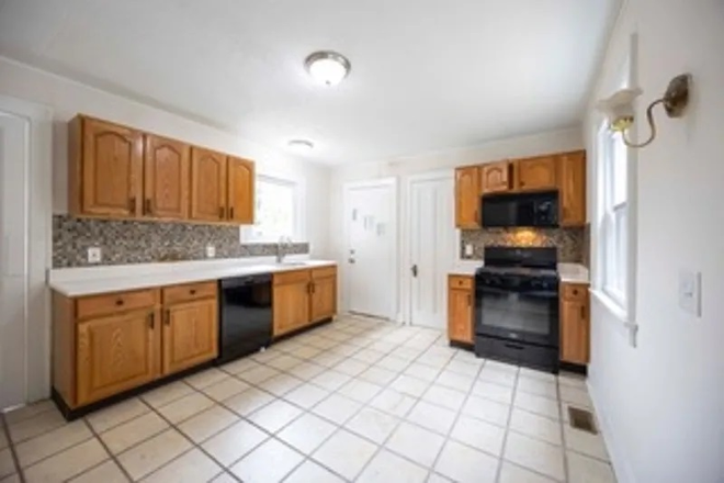 Fully stocked kitchen - Fully Furnished! Just renovated, beautiful home. 1 minute walk to campus. 1516 E 115
