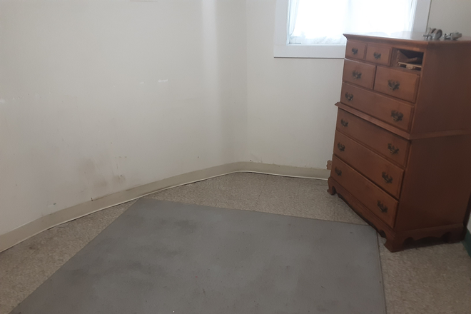 bedroom - Owner occupied Bungalow, basement unit, Utilities included Apartments