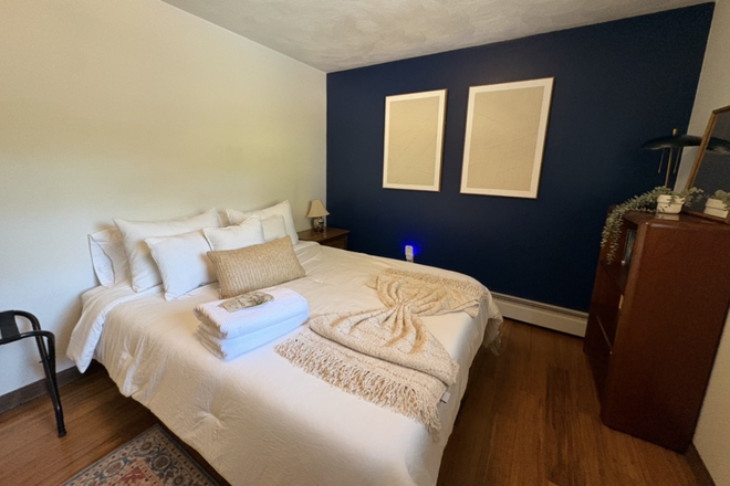Bedroom - pet friendly + fenced yard ; 5 mins to Ocean Mist & 10 mins to URI House