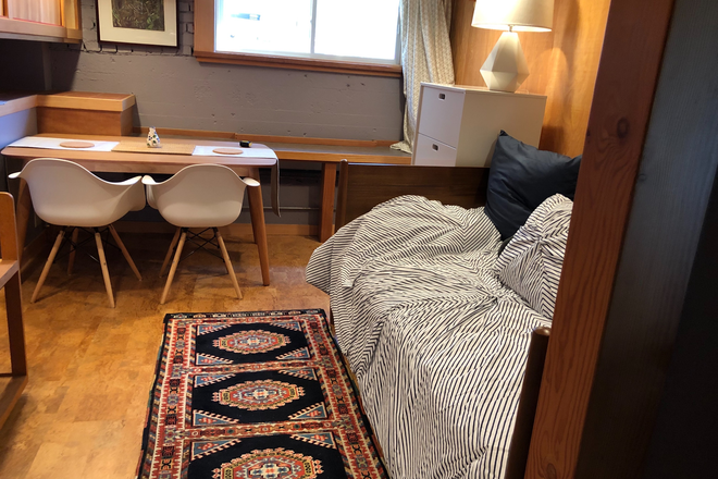 Window and large table - Lovely Fully Furnished Studio With A Private Entrance Apartments