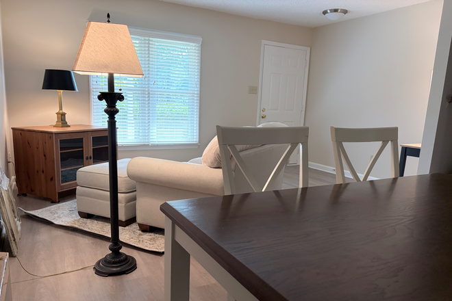 Living/Dining Area - Furnished 2 Bed/2 Bath Townhome 1 mile to Duke (Short Term)