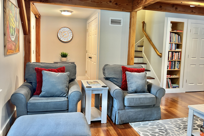 Built-in bookshelves - In-Town Rental at Bike Path - Close to everything (Rock Spot, Brickleys, Restaurants, RIPTA, etc) Townhome