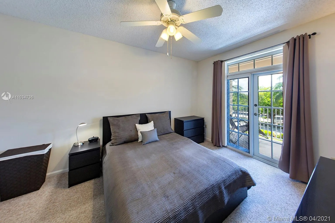 Bedroom - 1B/1B in University Inn Building Apartments Unit 1409 - Fantastic Location-close to Campus and Publix