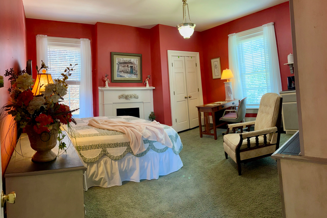 One private bedroom with attached private bath, fridge & microwave - Historic Home, Quiet large bedroom and private bath near VCU/MCV