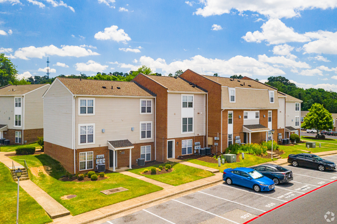 Parking - Squire Hill Apartments; Looking for 3rd/additional girl roommate!