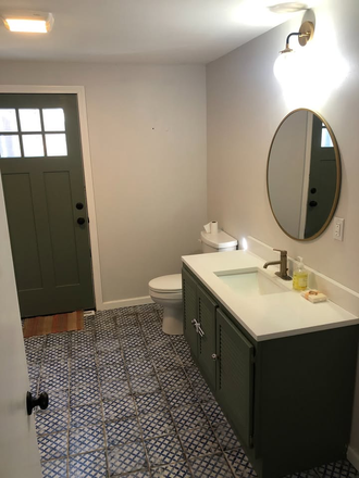 Bathroom - Large 1 bed/1 bath mostly-private apartment