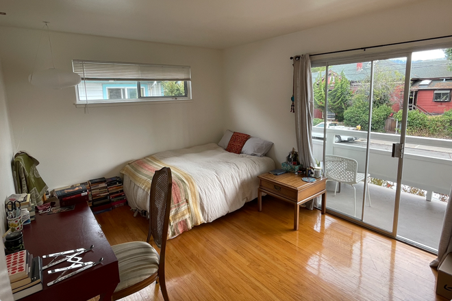 Bedroom - Large Sunny Bedroom in 2 Bedroom Apartment