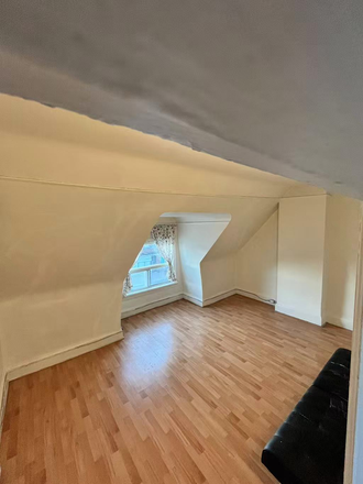 bedroom - 635 Bathurst St (1bd, 1 bath with living room) House