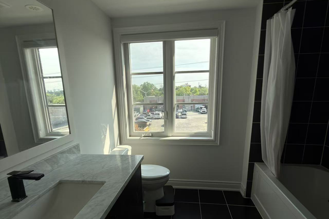 bathroom - Mississauga Townhouse