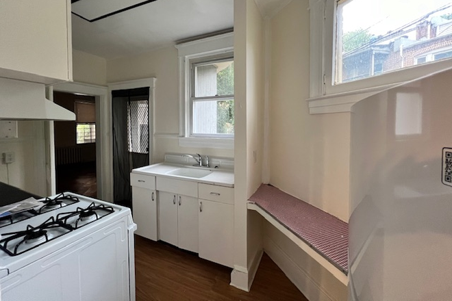 Kitchen - Large 2 bedroom Apt - Sleeps 5!