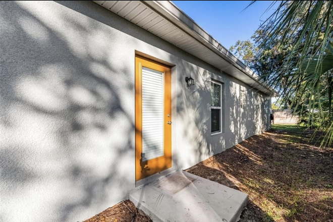 Side door leading to back yard - East Tampa Home/Rooms near USF campus