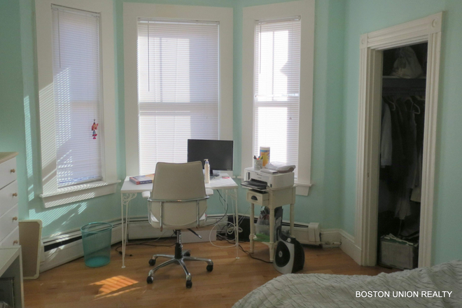 Call/text 602-317-9877 for a showing. - 9-1-25 / 4BR with H&HW Incl / Laundry in Bldg / Easy Commute to School / Look at Pics!!