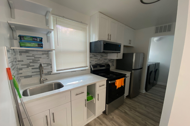 Kitchen - 5 minutes drive to campus -  bedroom with private bathroom Apartments