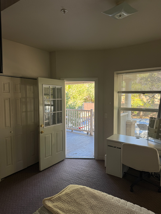 Bedroom - 1044 University Ave Apartments