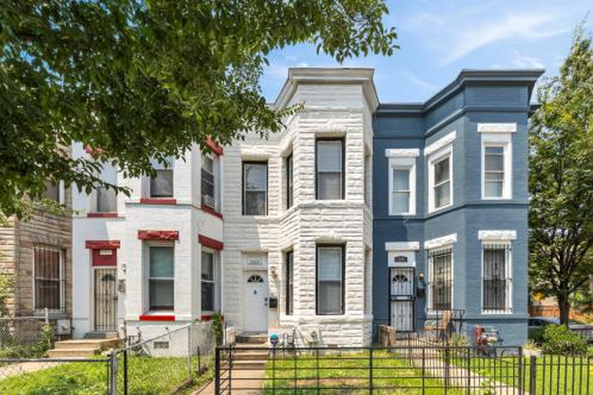 Ouside street view - Looking for a roommate! Near Law Center and McCourt's new building