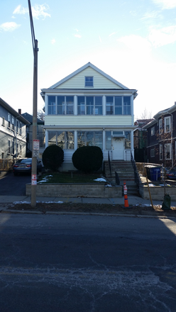 outside - Tufts  3Bdrm & 4Bdrm  or 7Bdrm 12 min walk to campus $950 per person 3Pk Spots 6/1/26