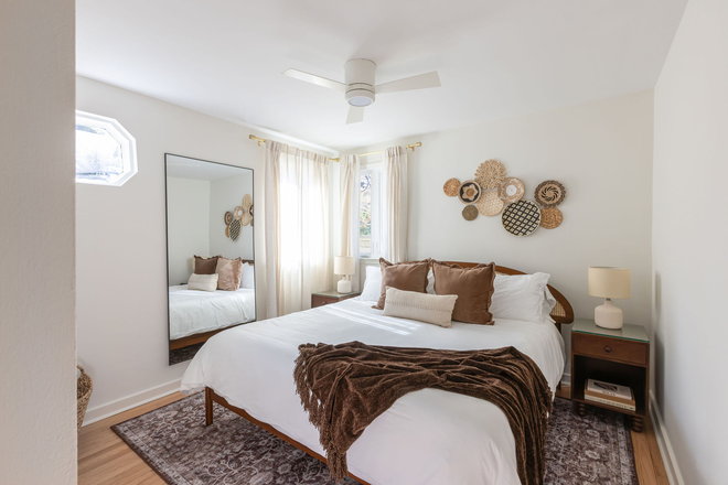 king bedroom - Downtown 3 bed, 1 bath w/off street parking, fenced yard, porch—walk or bike to MUSC House