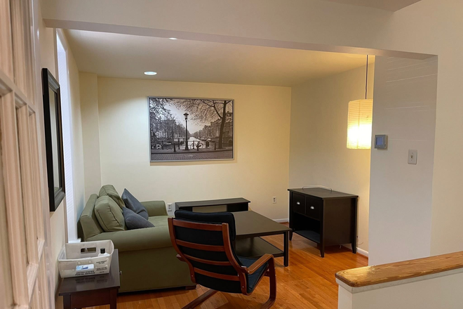 Living room - 102 Scott St ( 4 rooms for rent) Townhome