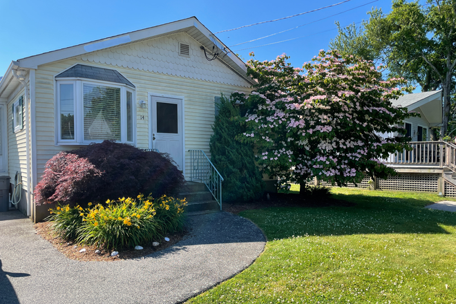 Front of House - Great Beach house for 3 students - Academic Yr 2025-26 close to campus - $900/room