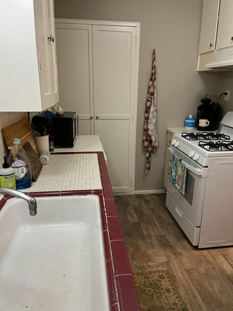 Kitchen - Spacious 2 BD/1 BA Near Campus Apartments