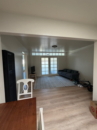 Living room - Apartment close to campus (1 bedroom available)