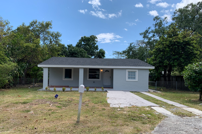 Outside Street View - Cozy 3 Bedroom/ 2 Bathroom House - 2 Blocks From UM -