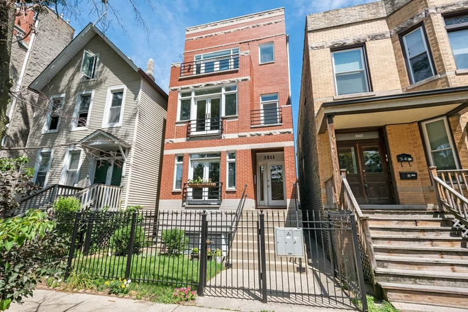 Building - Academic Year Lease in Lakeview Condo