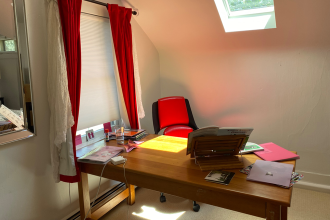 Your own desk and ergonomic chair - Professional Baby Grand Piano easy walk to campus House