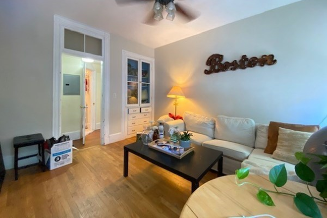 x - Mission Hill 4 Bed / 2 Bath | Top Floor | Great Value for 9/1 Apartments