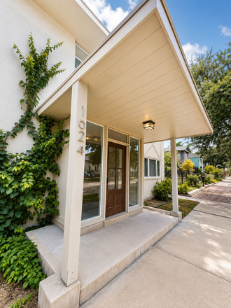 Front Entry Door - Apartment a Few Blocks From UTMB Campus