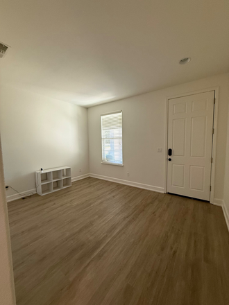 Entry / Formal Room - Bellevue Area - a walk to UC MERCED CatTracks House