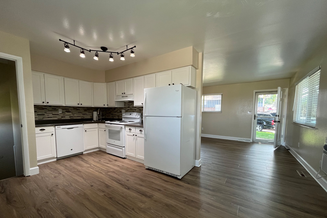 Kitchen - Updated 4 bed, 2 bath, 1 block from Regis Duplex