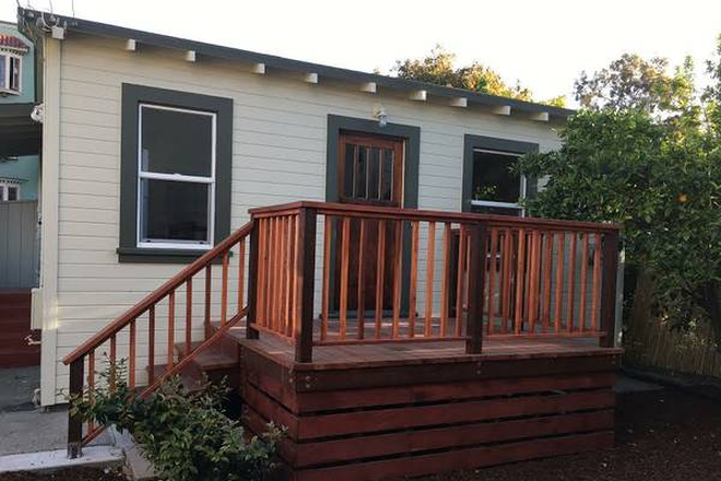 Front of Bungalow - Charming 2 Bedroom Bungalow Rental