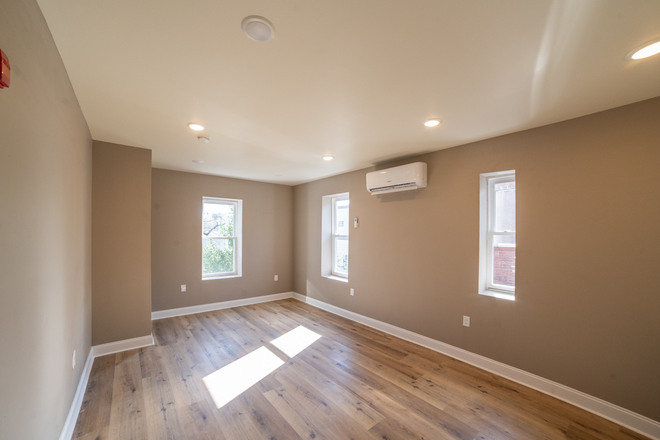 Bedroom - Gorgeous Studio With ROOF DECK A Block From Campus Apartments