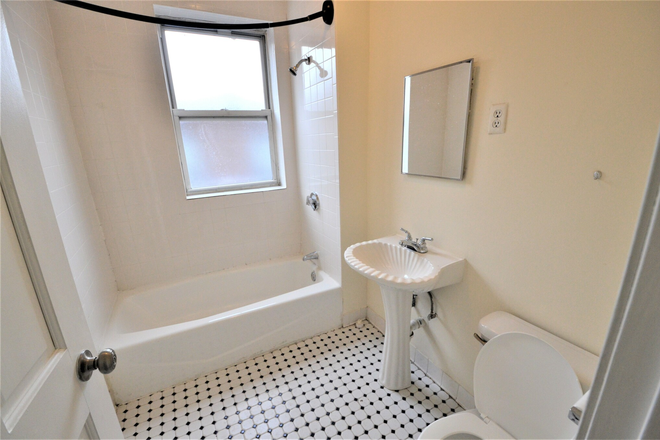 bathrm - NO BROKER FEE...Two bedroom on Peterborough. Big Kitchen ! Apartments