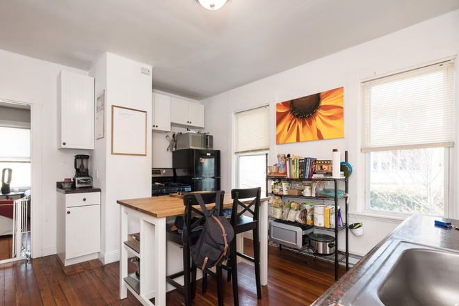 kitchen - **NO BROKERS FEE!!** UPDATED 2 Bed / 1 bath available 8/1/26!! Apartments