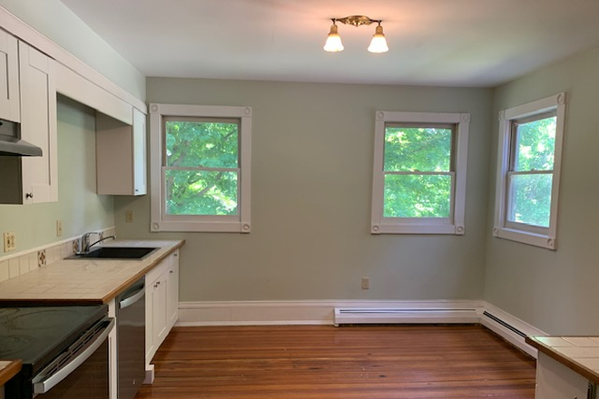 Eat in kitchen - 2 Beds 1 Bath Apartment