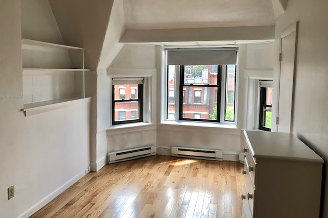 Visit hubrealtyproperties.com - Live in the heart of Back Bay, fantastic Newbury St studio apartment