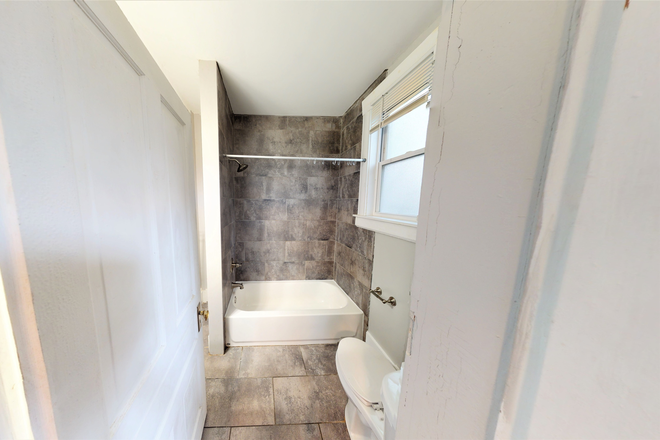 Bathroom - 2334 Stratford Ave House