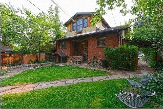 Private backyard with dedicated parking - Huge Room at discounted price House