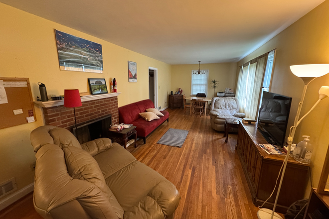 living room - Room for rent in Student house, summer sublet possible