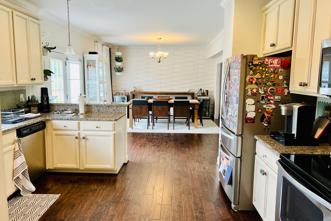  - 4 Bedroom Home with Garage & Convenient access to 460!