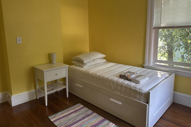 New bed, furnature - Northampton  - Room for rent in Round Hill neighborhood home **