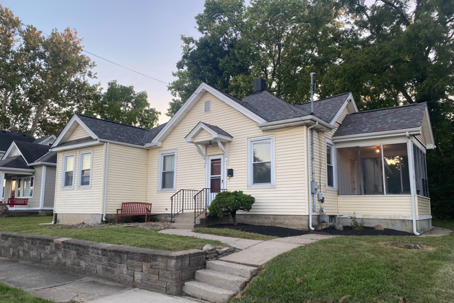 Front of home - Waffle house - AVAILABLE FOR 2026 Fall /2027 Spring - CLOSE TO CAMPUS 708 S Main St Oxford RENTAL