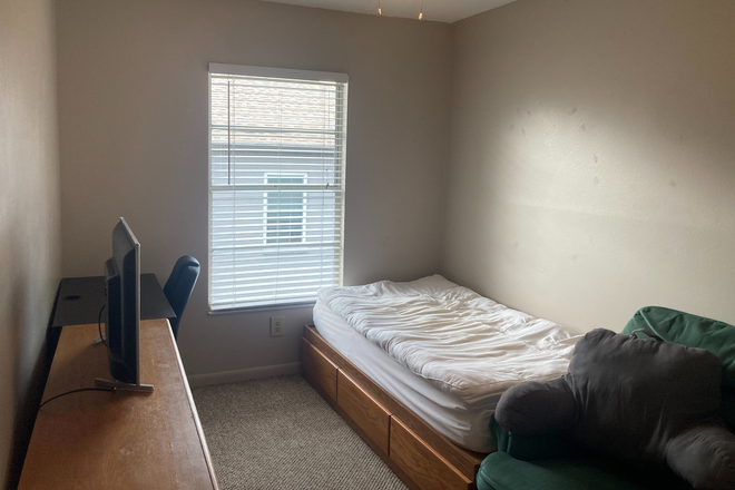 furnished bedroom - Sundridge Palms room for rent