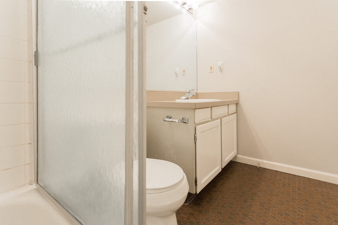 600 Arapahoe #7 Bathroom - 600 Arapahoe Unit 7 Apartments