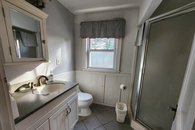 Shared bathroom - Private room in a shared home-Wilder Ave-Princeton