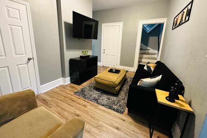 living room - Large newly furnished rooms / 4 mins from Xavier / 12 mins from UC / Utilities included House