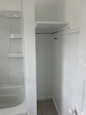 bathroom - SUNNY UPPER UNIT/BART/NORTH OAKLAND/EMERYVILLE/UC BERKELEY